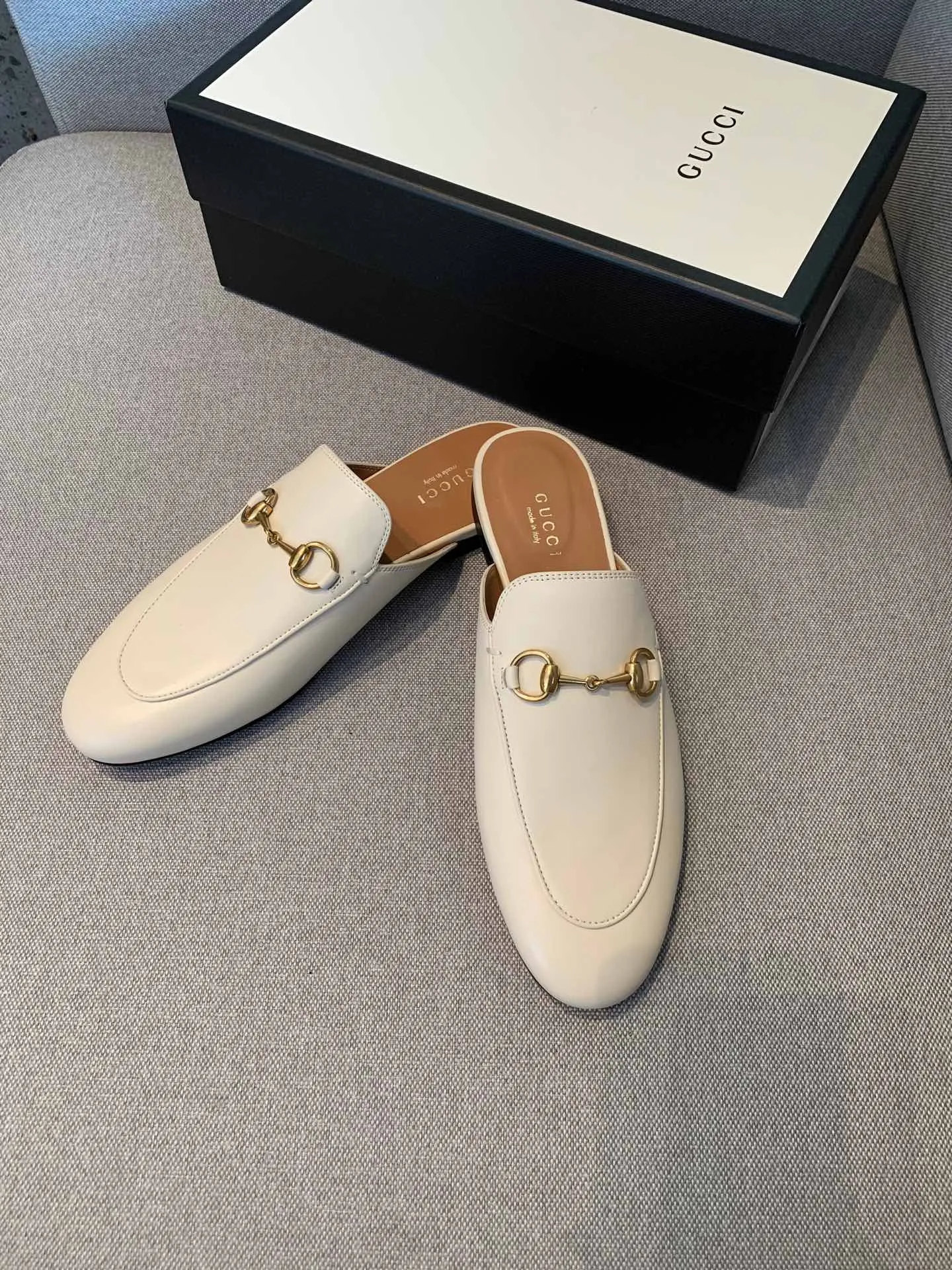 👟👟Ex-factory price 360👟👟 Women's Shoes Women's Clothing Women's Shoes Women's Clothing Gucci's classic evergreen horsebit half-drags, the quality of our G series is known to all customers who have tried it. The black upper is made of original imported calfskin, the lining is water-dyed cowhide, and the outsole is imported Italian grade A leather! Pure copper horsebit! The shape of the last is completely comparable to the original product, and the workmanship details are perfect. Welcome to compare🆚 35-40 regular size, 40 customized,